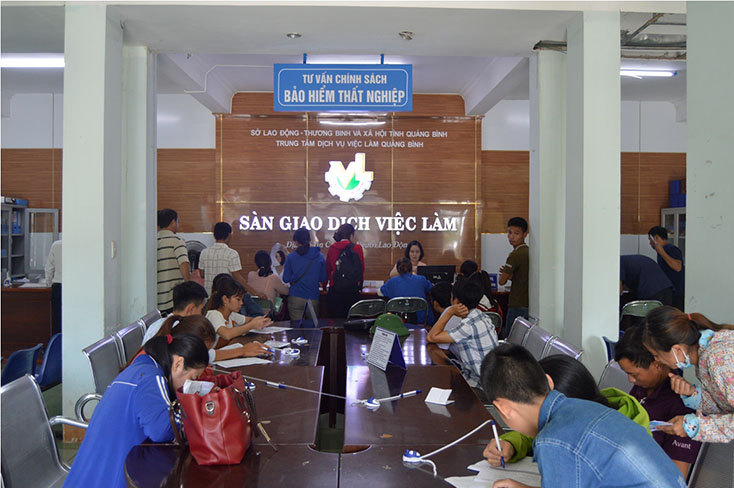 Người lao động làm thủ tục hưởng trợ cấp BHTN tại Trung tâm Dịch vụ việc làm-Sở LĐ-TB&XH. 