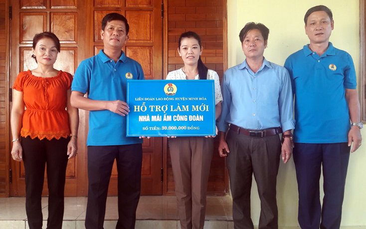 LĐLĐ huyện Minh Hóa trao số tiền 30 triệu đồng hỗ trợ đoàn viên Cao Thị Kim Lương.
