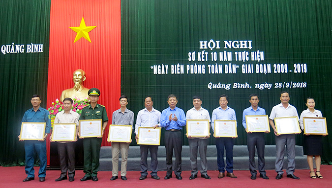 Đồng chí Nguyễn Hữu Hoài, Phó Bí thư Tỉnh ủy, Chủ tịch UBND tỉnh tặng bằng khen cho các tập thể có thành tích xuất sắc trong 10 năm thực hiện “Ngày Biên phòng toàn dân”