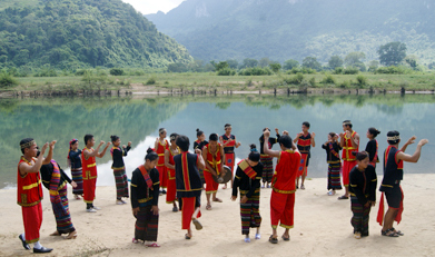 Điệu múa mừng đám cưới của người dân tộc Bru-Vân Kiều (xã Trường Sơn, Quảng Ninh), nét văn hoá cần bảo tồn để góp phần xây dựng các sản phẩm du lịch