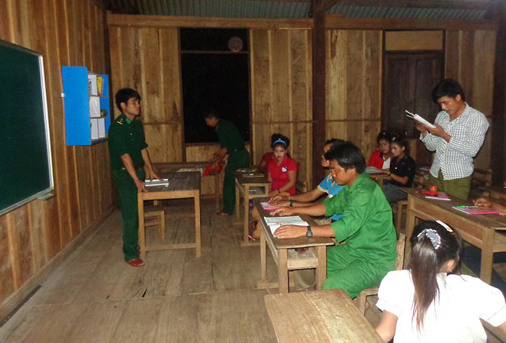  Một buổi học xoá mù chữ ở bản Dốc Mây, xã Trường Sơn.