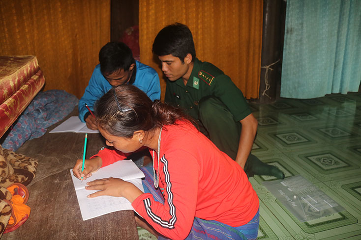 Đại uý Hồ Manh, Đội trưởng Đội vận động quần chúng, Đồn Biên phòng Làng Mô hướng dẫn cho học sinh bản Chân Trôộng tập viết chữ và làm toán. 