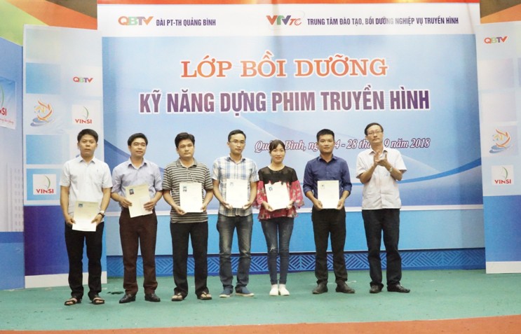 Ông Lê Khánh Hòa, Giám đốc Đài PT –TH Quảng Bình, Chủ tịch Hội Nhà báo Việt Nam tỉnh trao giấy chứng nhận cho các học viên.