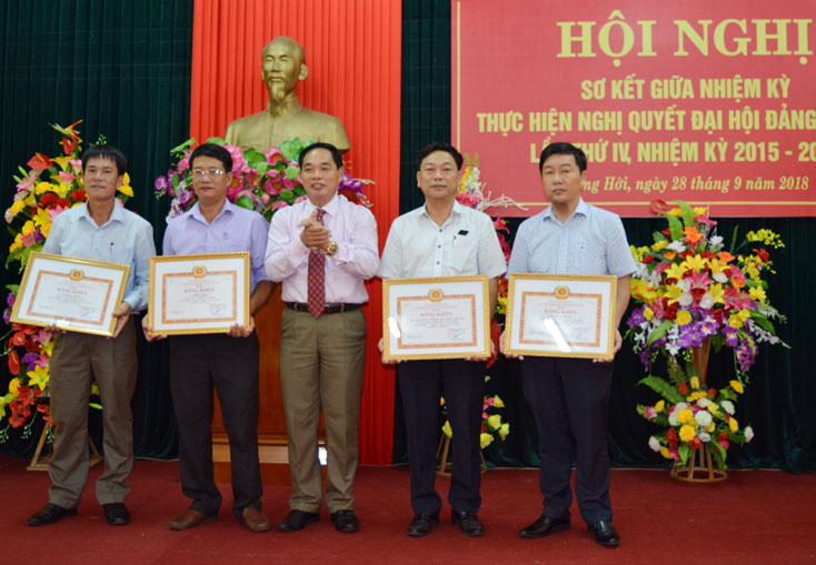 Đồng chí Bí thư Đảng ủy Khối Doanh nghiệp trao bằng khen của Ban Chấp hành Đảng bộ tỉnh cho các tập thể đạt thành tích tiêu biểu trong 5 năm liền 2013-2017