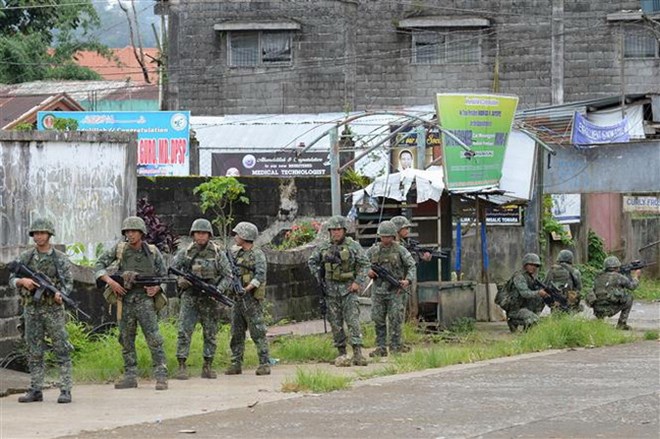 Binh sỹ Philippines tuần tra tại Marawi. (Ảnh: AFP/TTXVN)