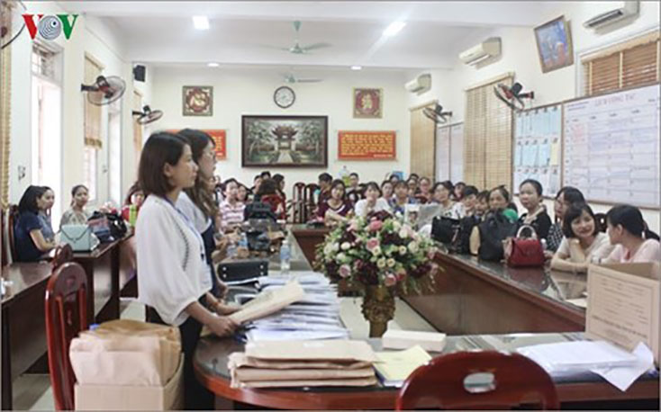 Các cán bộ coi thi THPT Quốc gia năm 2018 tại một Hội đồng thi ở Hà Nội