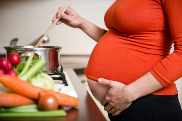 Phụ nữ mang thai hạn chế ăn đồ chế biến sẵn.
