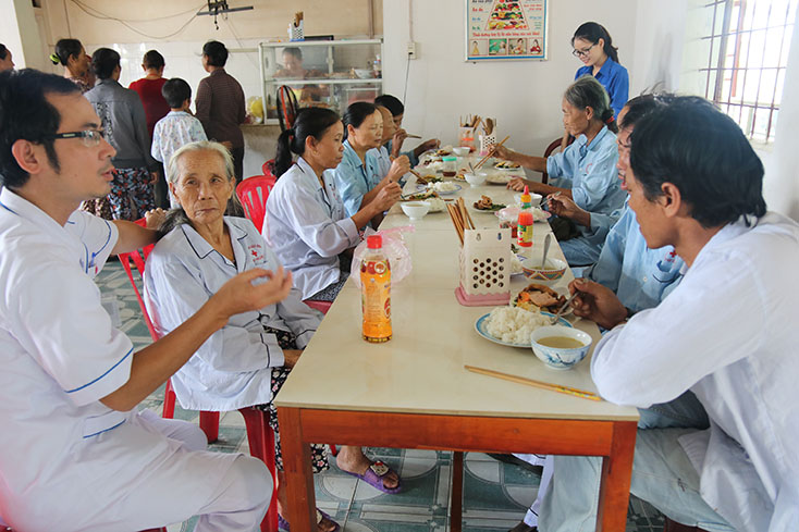 Những bữa ăn miễn phí đã góp phần chia sẻ khó khăn cho những người bệnh nghèo. 