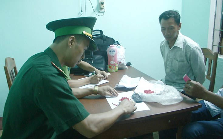 Bắt đối tượng vận chuyển hơn 430 viên tổng hợp ma túy từ Lào về Việt Nam
