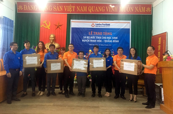 Trao 50 bộ máy tính cho học sinh và các đoàn xã ở huyện Minh Hóa