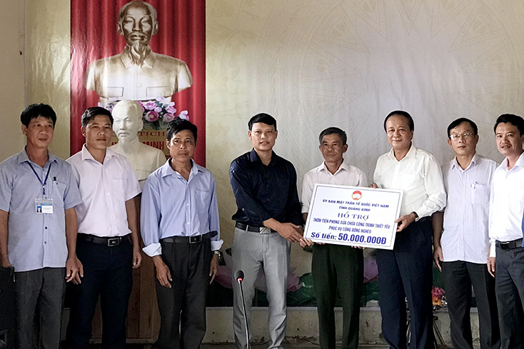 Đồng chí Chủ tịch Uỷ ban MTTQVN tỉnh thăm, tặng quà cho cộng đồng nghèo tại huyện Tuyên Hoá