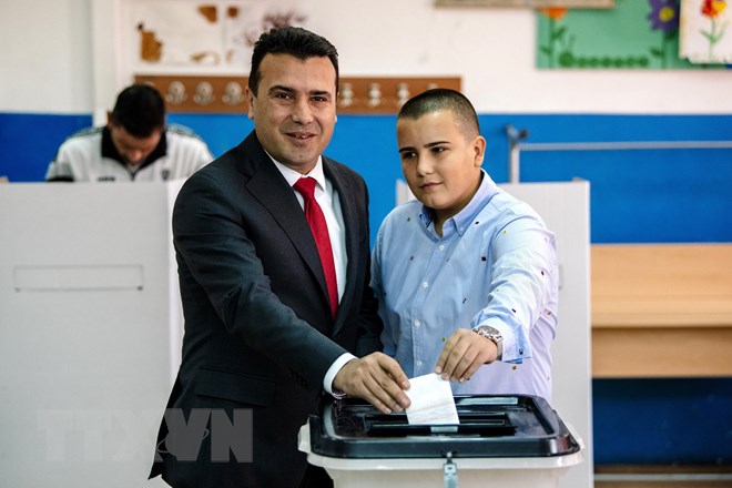 Thủ tướng Macedonia Zoran Zaev (trái) và con trai Dushko bỏ phiếu trong cuộc trưng cầu ý dân về đổi tên nước tại Strumica ngày 30-9-2018. (Nguồn: AFP/TTXVN)