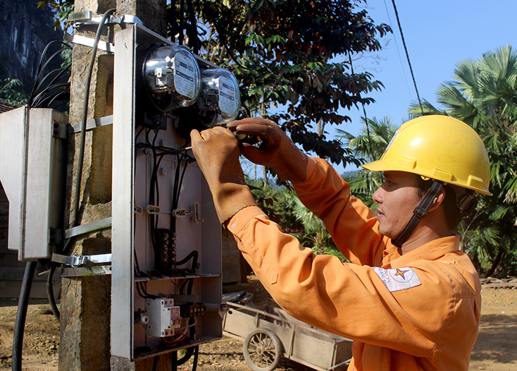 Công nhân PC Quảng Bình kiểm tra hệ thống công tơ điện.