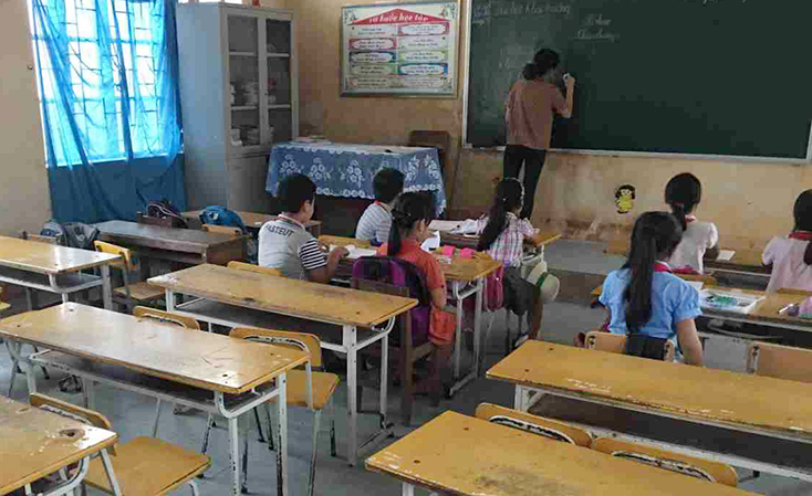 Lớp học ở Trường tiểu học số 1 Xuân Hòa vắng bóng học sinh.