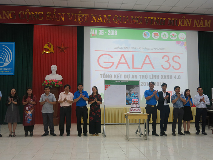 Các đại biểu ký cam kết bảo vệ môi trường với chủ đề “Vì một Quảng Bình xanh, vì một Việt Nam xanh