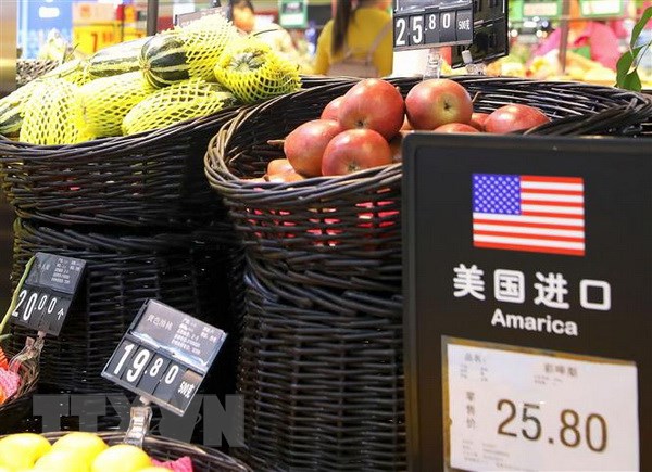 Hoa quả nhập khẩu từ Mỹ được bày bán tại siêu thị ở thủ đô Bắc Kinh (Trung Quốc). (Nguồn: EPA/TTXVN)