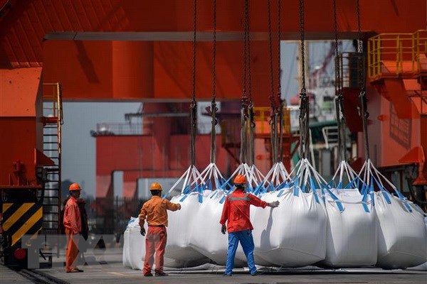 Trong ảnh: Hóa chất xuất khẩu của Trung Quốc được bốc dỡ tại kho cảng ở Trương Gia Cảng, thành phố Tô Châu, tỉnh Giang Tô, miền Đông Trung Quốc. (Nguồn: AFP/TTXVN)