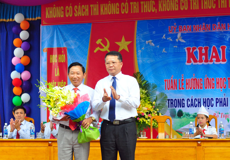 Đồng chí Nguyễn Hữu Hồng, Phó Chủ tịch UBND huyện, tặng hoa chúc mừng thầy trò Trường Tiểu học số 1 Phúc Trạch