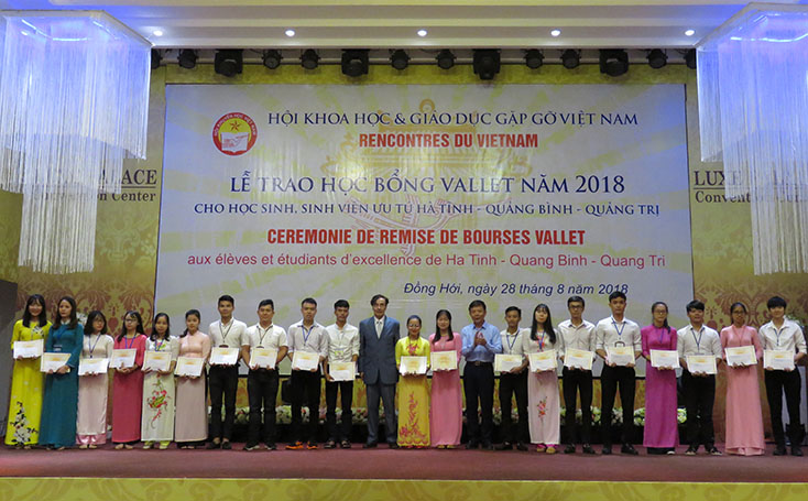 Đồng chí Chủ tịch UBND tỉnh Nguyễn Hữu Hoài cùng GS.Odon Vallet trao học bổng Vallet năm 2018 cho HS, SV ưu tú Quảng Bình. 