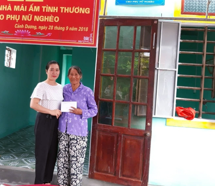 Hội LHPN huyện Quảng Trạch trao tiền hỗ trợ xây nhà mái ấm tình thương cho bà Nguyễn Thị Báu.