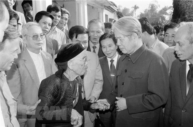 Tổng Bí thư Đỗ Mười nói chuyện thân mật với nhân dân xã Lê Lợi, huyện Thường Tín (Hà Tây cũ), ngày 1-11-1992. (Ảnh: Xuân Lâm/TTXVN)