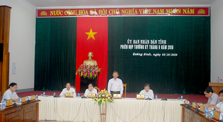 Đồng chí Nguyễn Hữu Hoài, Chủ tịch UBND tỉnh phát biểu tại phiên họp.