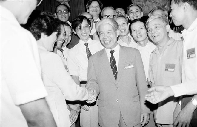 Tổng Bí thư Đỗ Mười với các đại biểu dự Đại hội VII Đảng Cộng sản Việt Nam (tháng 6-1991). (Ảnh: Xuân Lâm/TTXVN)
