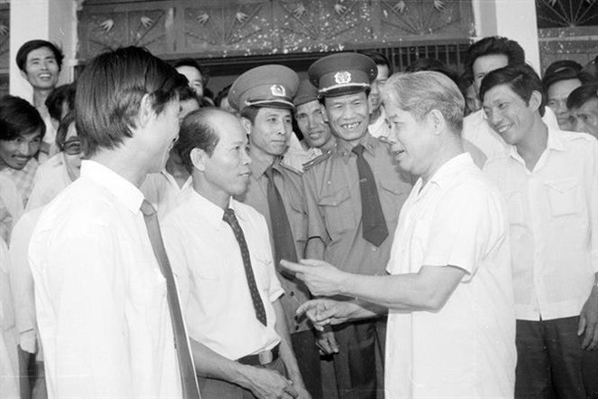 Chủ tịch Hội đồng Bộ trưởng Đỗ Mười thăm Quảng Trị (1/5/1990). (Ảnh: Minh Đạo/TTXVN)