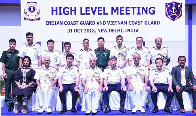 Phái đoàn cấp cao Cảnh sát biển Việt Nam chụp ảnh chung cùng đoàn cấp cao lực lượng Bảo vệ Bờ biển Ấn Độ ngày 1-10 tại trụ sở lực lượng Bảo vệ Bờ biển Ấn Độ ở New Delhi. (Nguồn: Trung tâm báo chí Bộ Ngoại giao Ấn Độ)