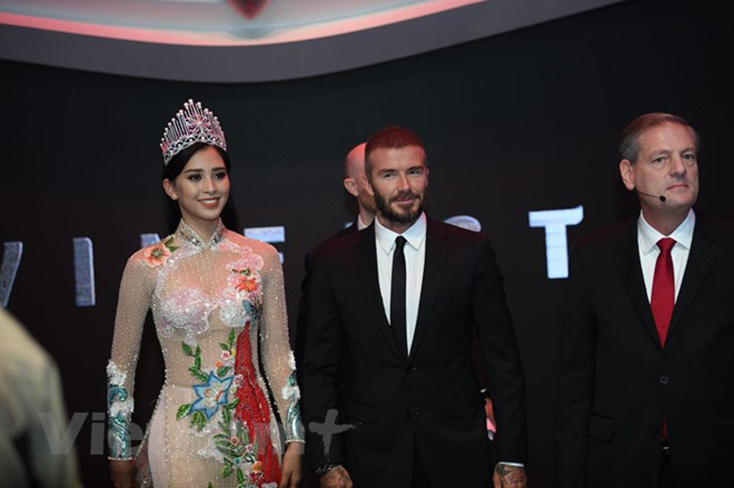 Siêu sao David Beckham và Trần Tiểu Vy tại lễ ra mắt xe hơi VinFast tại Paris Motor Show (Nguồn: Vietnam+) 