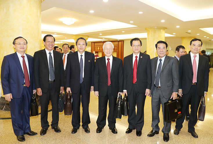 Tổng Bí thư Nguyễn Phú Trọng chụp ảnh lưu niệm với các đại biểu dự hội nghị. Ảnh: TTXVN