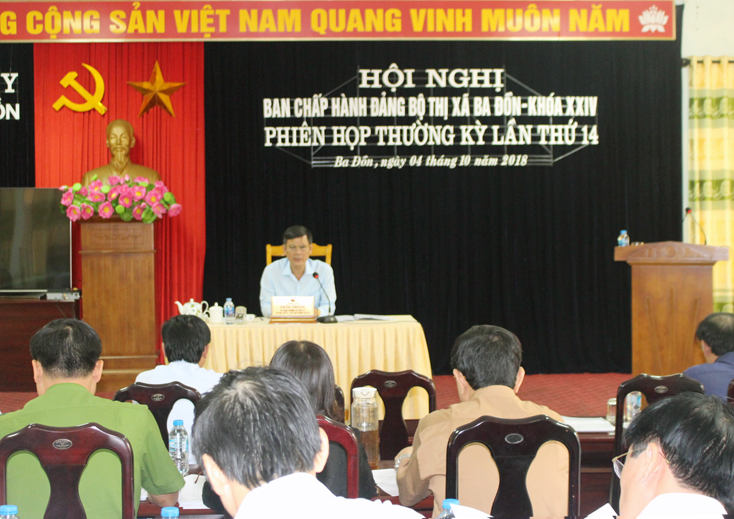 Đồng chí Trần Thắng, Bí thư Thị uỷ Ba Đồn chủ trì hội nghị.
