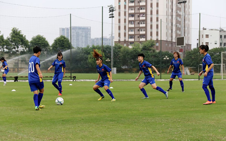 Các nữ tuyển thủ U19 quốc gia khởi động nhẹ ở buổi tập trung đầu tiên.