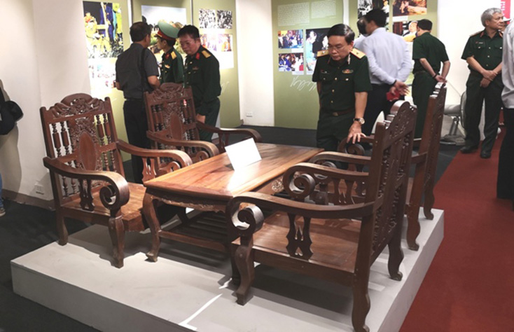 Bộ bàn ghế được Đại tướng Võ Nguyên Giáp sử dụng để tiếp khách và làm việc tại ngôi nhà số 30 Hoàng Diệu, Hà Nội.