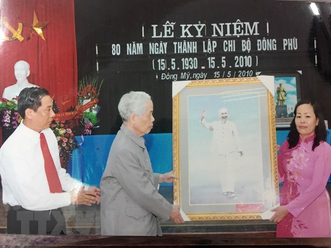 Nguyên Tổng Bí thư Đỗ Mười trao tặng bức ảnh Bác Hồ cho Chi bộ Đông Phù, xã Đông Mỹ, huyện Thanh Trì, Hà Nội nhân kỷ niệm 80 năm ngày thành lập (năm 2010). (Ảnh: TTXVN)