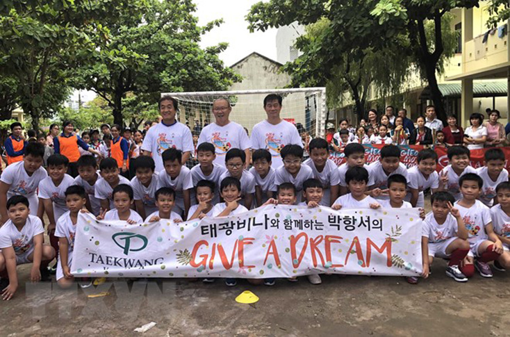 “Gieo mơ ước - Give a dream” là chương trình phi lợi nhuận dành cho trẻ em thiệt thòi, được tổ chức bởi huấn luyện viên Park Hang Seo. (Ảnh: Nguyên Linh/TTXVN)