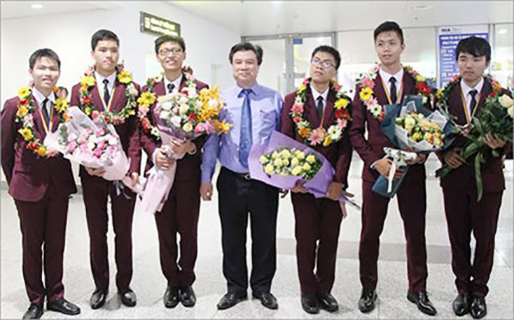 Thứ trưởng Bộ GD-ĐT Nguyễn Hữu Độ chụp ảnh với đoàn học sinh Việt Nam dự thi Olympic Toán quốc tế năm 2018