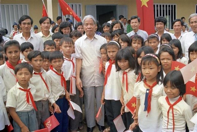 Nguyên Tổng Bí thư Đỗ Mười với thiếu nhi trường PTTH An Thạch, huyện Bến Lức, tỉnh Long An (28-9-1996). (Nguồn: Xuân Lâm/TTXVN)