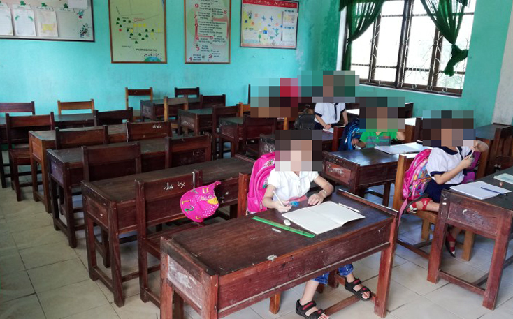 Vẫn còn diễn ra tình trạng ghế trống tại Trường tiểu học Nhân Hảo do linh mục Nguyễn Ngọc Đông cấm các em học sinh đến trường.