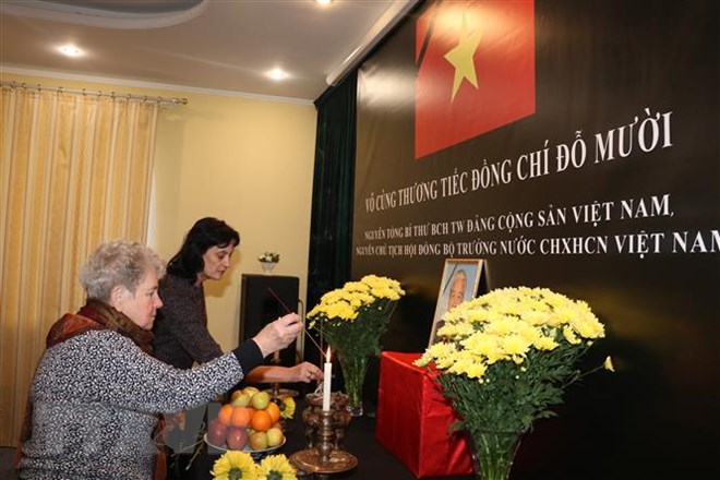 Đại sứ quán Việt Nam tại Ukraine mở sổ tang và tổ chức viếng nguyên Tổng Bí thư Đỗ Mười. (Ảnh: Dương Trí/TTXVN)