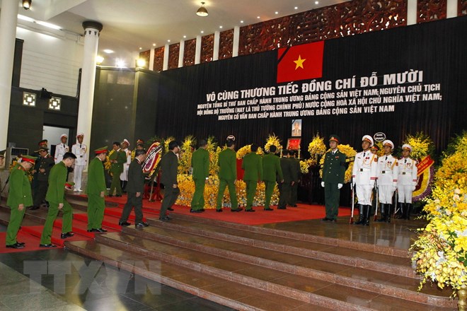 Đoàn Công an thành phố Hà Nội do Thiếu tướng Đoàn Duy Khương, Giám đốc Công an thành phố Hà Nội dẫn đầu vào viếng nguyên Tổng Bí thư Đỗ Mười. (Ảnh: TTXVN)