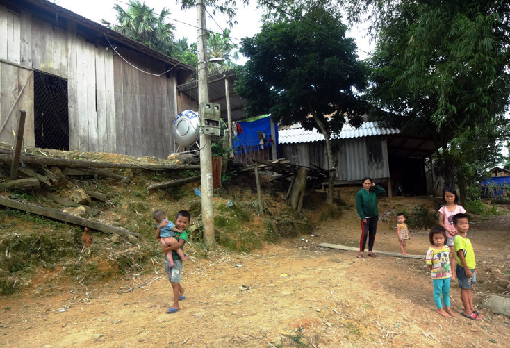 Cách sông trở đò khiến cuộc sống của người dân Đồng Sơn, nhất trẻ em, gặp rất nhiều khó khăn, thiệt thòi.  