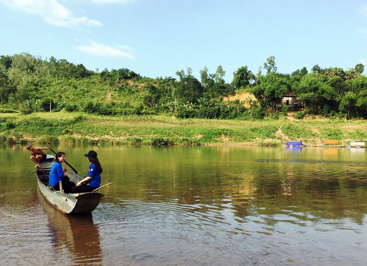 “Sợi dây” nối liền Đồng Sơn với các vùng lân cận chỉ là con đò cũ kỹ cùng những chuyến đưa khách sang sông tiềm ẩn nhiều hiểm nguy.