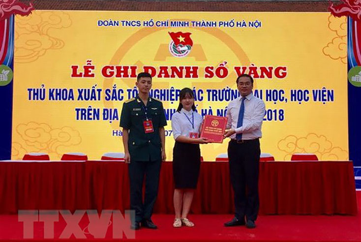  Đại diện thủ khoa trao Sổ vàng cho Bí thư Thành đoàn Hà Nội Nguyễn Ngọc Việt. (Ảnh: Kim Anh/TTXVN)