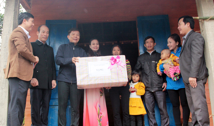 Đồng chí Chủ tịch UBND tỉnh Nguyễn Hữu Hoài thăm các hộ gia đình dân tộc thiểu số ở huyện Tuyên Hoá được Uỷ ban MTTQVN tỉnh hỗ trợ xây dựng nhà ở.