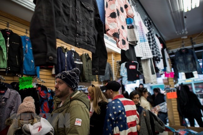 Người dân mua sắm tại một cửa hàng ở New York, Mỹ. (Nguồn: AFP/TTXVN)