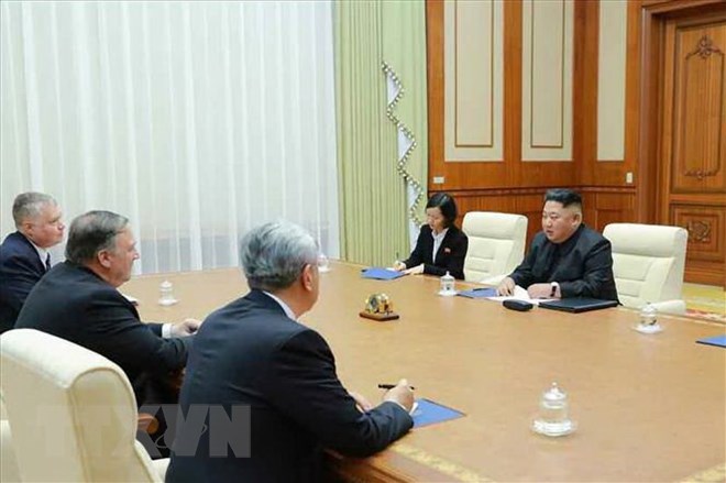Ngoại trưởng Mỹ Mike Pompeo (thứ 2, trái) hội kiến Nhà lãnh đạo Triều Tiên Kim Jong-un (thứ 1, phải) tại Bình Nhưỡng ngày 7-10. (Nguồn: YONHAP/TTXVN)