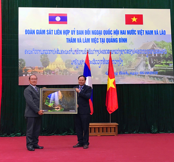 Đồng chí Phó Chủ tịch UBND tỉnh Lê Minh Ngân tặng bức tranh lưu niệm cho Phó Chủ nhiệm Ủy ban Đối ngoại Quốc hội Lào Khen-thong Nuôn-tha-sing