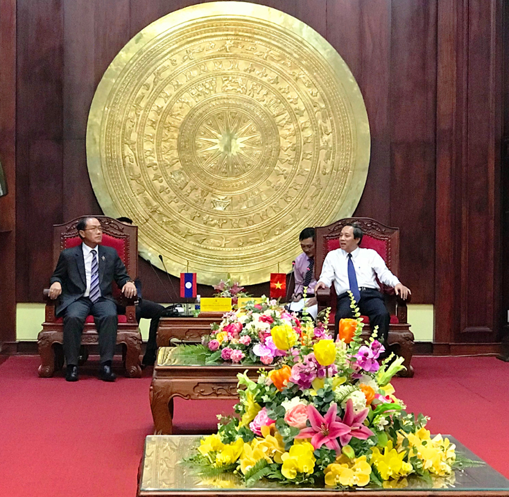 Đồng chí Bí thư Tỉnh uỷ Hoàng Đăng Quang tiếp xã giao đoàn giám sát liên hợp Ủy ban Đối ngoại Quốc hội hai nước Việt Nam-Lào