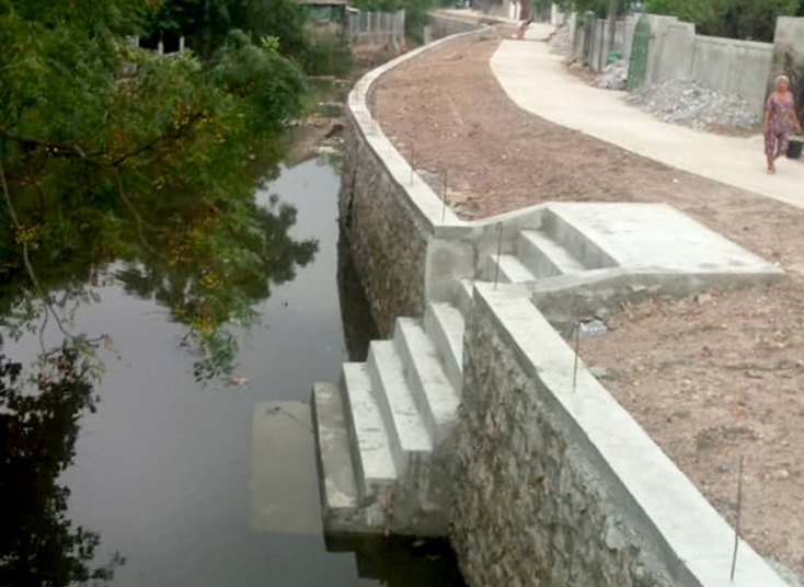 Một công trình đê bao phòng chống lụt bão vừa được xây dựng tại huyện Lệ Thủy.